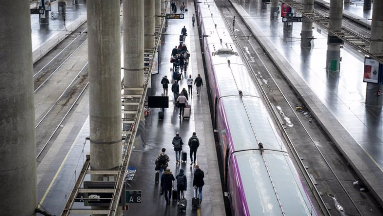 ep archivo varias personas en una de las vias de la estacion puerta de atocha almudena grandes con ep archivo varias personas en una de las vias de la estacion puerta de atocha almudena grandes con