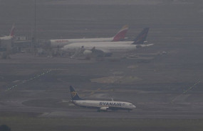 ep archivo   varios aviones entre la niebla en el aeropuerto adolfo suarez madrid barajas vistos