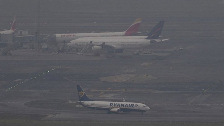 Archivo - Varios aviones entre la niebla en el aeropuerto Adolfo Suárez Madrid-Barajas, vistos desde Paracuellos del Jarama, en Madrid (España) | Alberto Ortega - Europa Press - Archivo ep archivo varios aviones entre la niebla en el aeropuerto adolfo suarez madrid barajas vistos