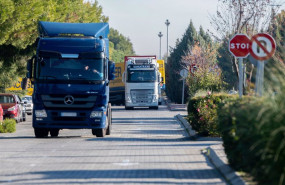 ep archivo   varios camiones circulan por una carretera de madrid