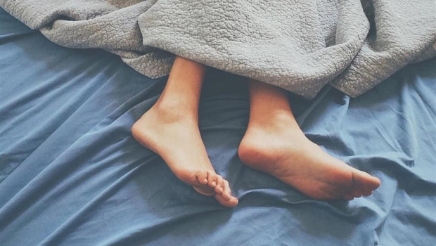 SOMNISA - Archivo ep cama dormir durmiendo sabanas pies insomnio