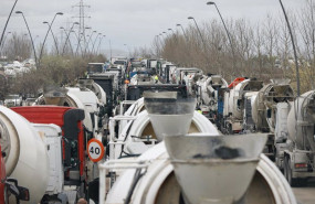 ep decenas de camiones estacionados en el poligono de amazon