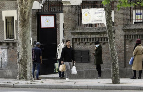 ep decenas de personas esperan en la cola a las puertas del comedor social maria inmaculada demadrid