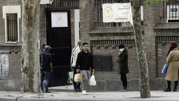 ep decenas de personas esperan en la cola a las puertas del comedor social maria inmaculada demadrid