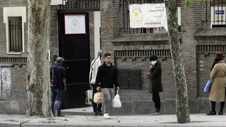 Decenas de personas esperan en la cola a las puertas del Comedor Social María Inmaculada deMadrid | Josefina Blanco - Europa Press - Archivo ep decenas de personas esperan en la cola a las puertas del comedor social maria inmaculada demadrid