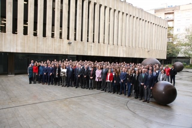 El consejero delegado de Banca March, José Luis Acea, junto a empleados de la entidad. En la sede de Banca March en Palma. | BANCA MARCH ep el consejero delegado de banca march jose luis acea junto a empleados de la entidad en la sede de