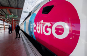 ep el logo de ouigo sobre un tren en el anden durante la inauguracion de la linea de ouigo entre ep el logo de ouigo sobre un tren en el anden durante la inauguracion de la linea de ouigo entre
