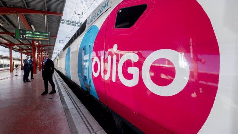 ep el logo de ouigo sobre un tren en el anden durante la inauguracion de la linea de ouigo entre ep el logo de ouigo sobre un tren en el anden durante la inauguracion de la linea de ouigo entre