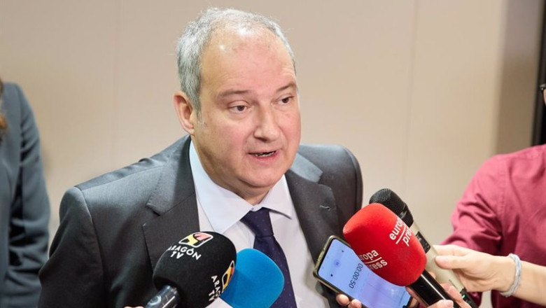 ep el ministro de industria y turismo jordi hereu atiende a los medios de comunicacion tras la ep el ministro de industria y turismo jordi hereu atiende a los medios de comunicacion tras la