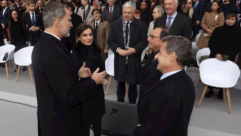 En París, los Reyes Felipe VI (1i) y Letizia (2i), durante el acto organizado por Francia por el Día Europeo de Víctimas del Terrorismo, en la plaza del Trocadero en París (Francia) a 11 de marzo de 2020. | Casa de S.M. el Rey ep en paris los reyes felipe vi 1i y letizia 2i durante el acto organizado por francia por el dia