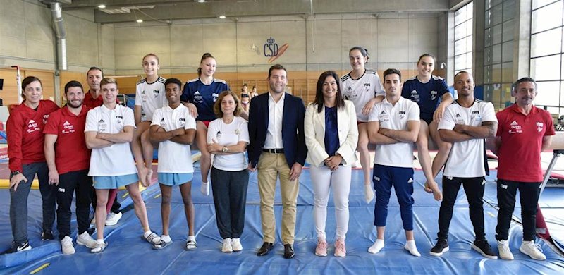 ep jesus carballo y maria jose rienda junto a los y las gimnastas de la seleccion espanola de