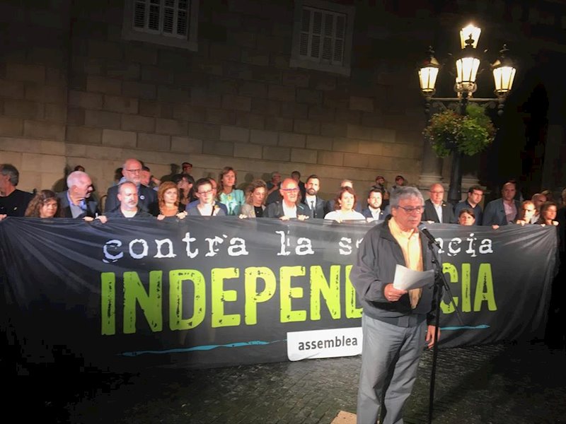 ep lectura del manifiesto de anc y mnium en la plaza sant jaume