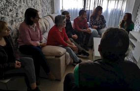 ep los concejales de adelante sevilla daniel gonzalez rojas y sandra heredia junto a una vecina