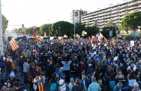 ep manifestantes ante el palau de congressos de catalunya de barcelona en protesta por un acto del