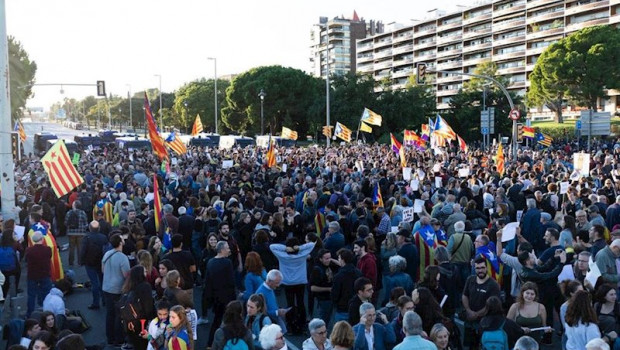 ep manifestantes ante el palau de congressos de catalunya de barcelona en protesta por un acto del