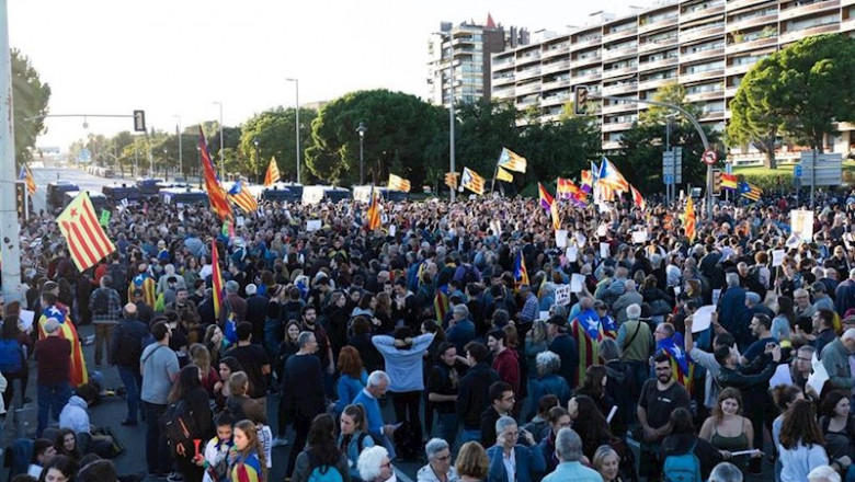 ep manifestantes ante el palau de congressos de catalunya de barcelona en protesta por un acto del ep manifestantes ante el palau de congressos de catalunya de barcelona en protesta por un acto del