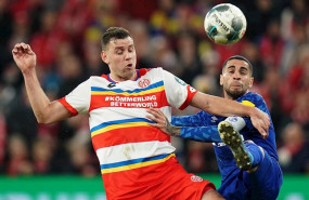 ep omar mascarell pelea un balon con adam szalai en un mainz 05-schalke 04 de la bundesliga