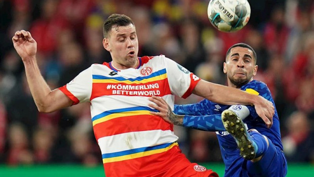 ep omar mascarell pelea un balon con adam szalai en un mainz 05-schalke 04 de la bundesliga