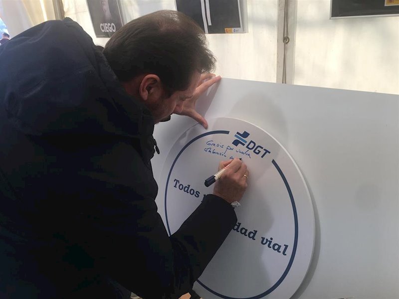ep oscar puente firma en la carpa de la dgt en la concentracion de pinguinos