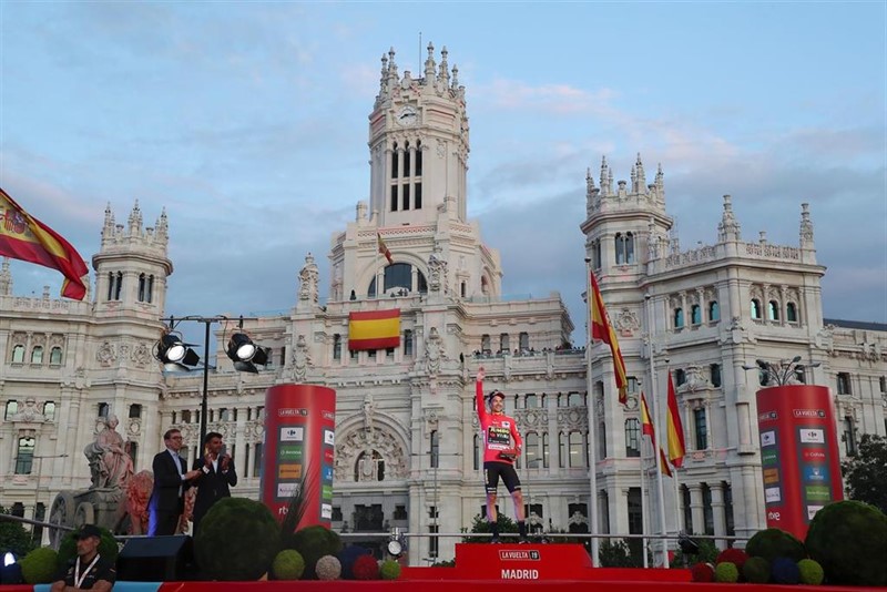 ep primoz roglic en el podio final de la vuelta a espana