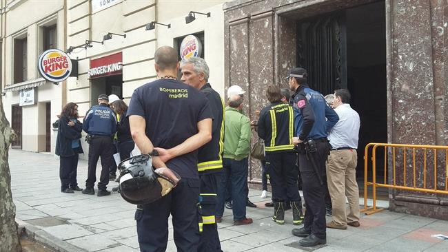 Realojan a vecinos de edificios colindantes al derrumbado en Madrid | EMERGENCIAS MADRID ep realojanvecinosedificios colindantesderrumbadomadrid
