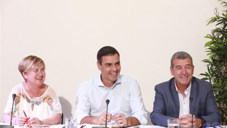 El secretario general del PSOE y presidente del Gobierno en funciones, Pedro Sánchez y la ex alta Comisionada del Gobierno frente al Reto Demográfico y secretaria de Función Pública del PSOE, Isaura Leal, durante la reunión con organizaciones de lucha co | Psoe ep secretario generalpsoepresidentegobiernofunciones pedro sanchezla ex alta comisionadagobierno frentereto demograficosecretariafuncion publicapsoe isaura leal durantereunionorganizacioneslucha co