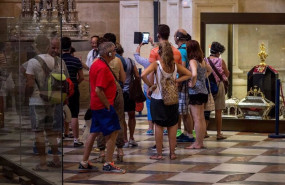 ep turistas en el interior de la catedral de sevilla