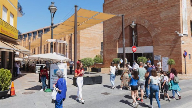 ep turistas en la puerta del museo de arte romano de merida