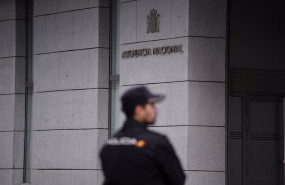 ep un agente de policia en la entrada de la audiencia nacional a 16 de octubre de 2023 en madrid