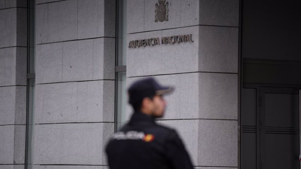 ep un agente de policia en la entrada de la audiencia nacional a 16 de octubre de 2023 en madrid