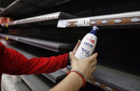 ep un brick de leche en una estanteria de leche vacia en un supermercado