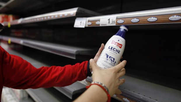 ep un brick de leche en una estanteria de leche vacia en un supermercado