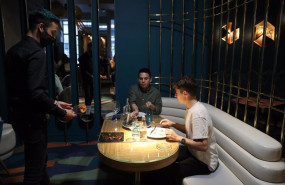 ep un camarero sirve a dos comensales de una mesa del restaurante marta carino en madrid espana a 16