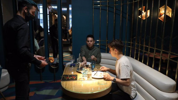 ep un camarero sirve a dos comensales de una mesa del restaurante marta carino en madrid espana a 16 ep un camarero sirve a dos comensales de una mesa del restaurante marta carino en madrid espana a 16