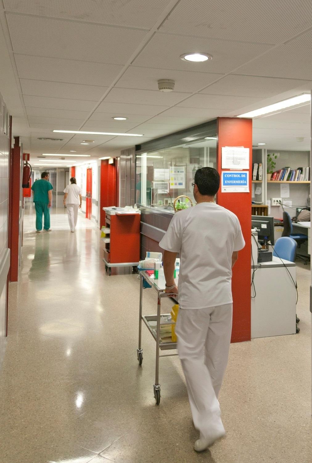 Un enfermero lleva un carrito de medicamentos | EUROPA PRESS/JUNTA DE ANDALUCÍA ep un enfermero llevacarritomedicamentos