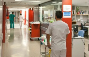 ep un enfermero llevacarritomedicamentos