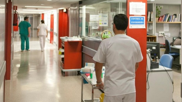 ep un enfermero llevacarritomedicamentos