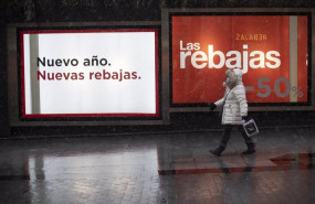 ep un escaparate en una tienda anuncia el inicio de las conocidas como rebajas de enero