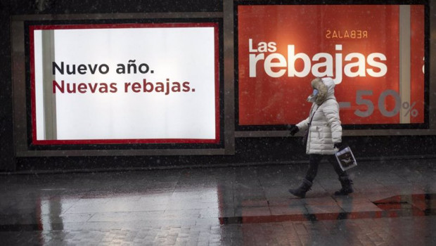 ep un escaparate en una tienda anuncia el inicio de las conocidas como rebajas de enero