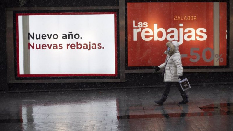 ep un escaparate en una tienda anuncia el inicio de las conocidas como rebajas de enero ep un escaparate en una tienda anuncia el inicio de las conocidas como rebajas de enero