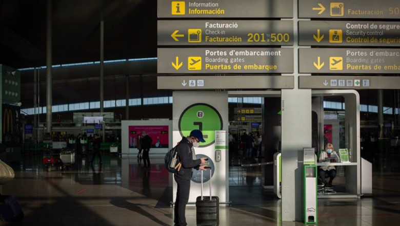 Un hombre con una maleta en el aeropuerto de El Prat, en una imagen de archivo. | David Zorrakino - Europa Press ep un hombre con una maleta en el aeropuerto de el prat en una imagen de archivo