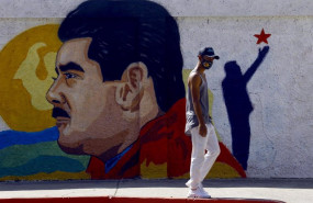 ep un mural de nicolas maduro en una calle de venezuela