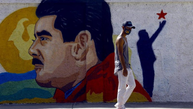 ep un mural de nicolas maduro en una calle de venezuela