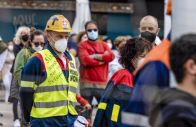 ep un obrero de la factoria viste un chaleco con consignas reivindicativas en una concentracion
