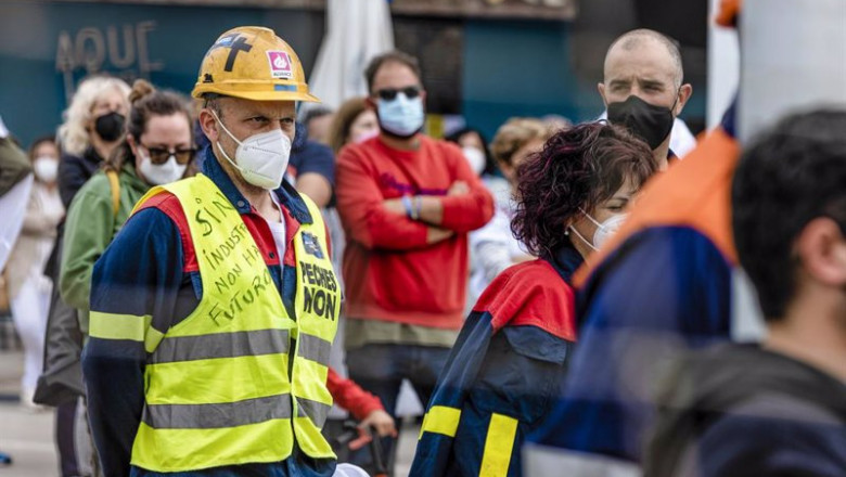ep un obrero de la factoria viste un chaleco con consignas reivindicativas en una concentracion