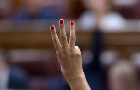 ep una mujer vota abstencion durante una sesion plenaria en el congreso