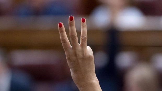 ep una mujer vota abstencion durante una sesion plenaria en el congreso