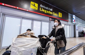 ep una pasajera a su llegada al aeropuerto adolfo suarez madrid barajas procedente de un vuelo de