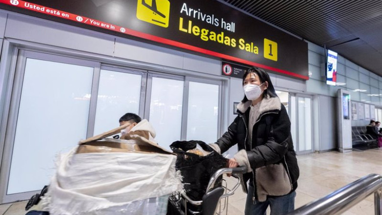 Una pasajera a su llegada al aeropuerto Adolfo Suárez Madrid-Barajas procedente de un vuelo de Chongqing (China) | Alberto Ortega - Europa Press ep una pasajera a su llegada al aeropuerto adolfo suarez madrid barajas procedente de un vuelo de