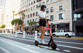 ep una persona en un patinete electrico de spin
